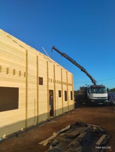 Los Beneficios de Usar un Camión Grúa para Construcción